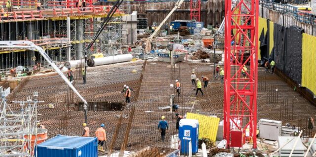 A bustling construction site in Hamburg with workers and equipment actively engaged in building tasks., tags: und - pexel